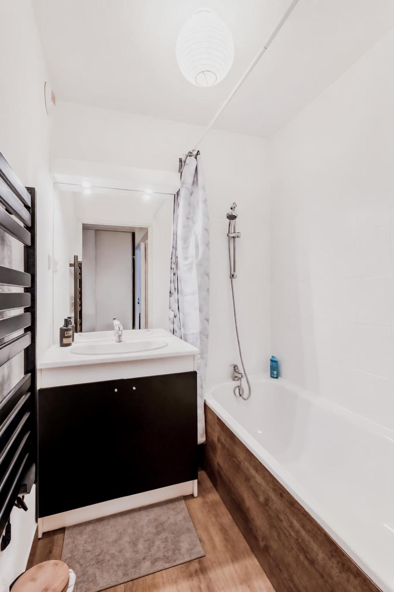 Superbe Appartement - Parking Gratuit - 4 Personnes Chambéry Exteriör bild